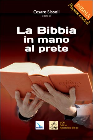 LaBibbia in mano al prete
